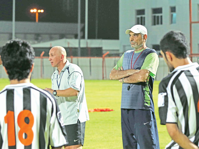 الكسندر يوجه اللاعبين في تدريب سابق