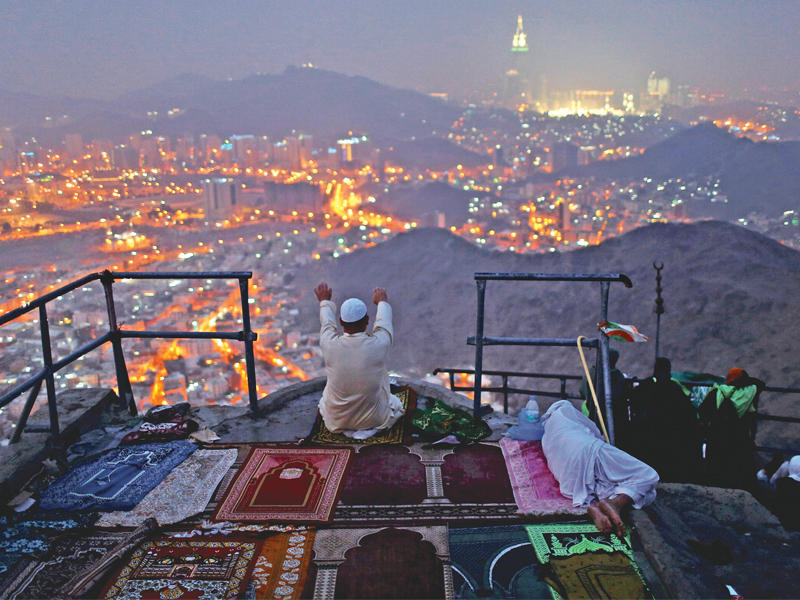 حاج مسلم يصلي على جبل النور في مكة المكرمة أمس (أ ف ب)