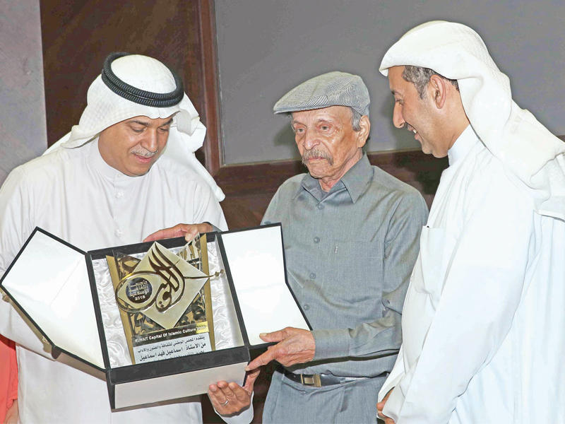 إسماعيل فهد يتسلم تكريمه من علي اليوحة بحضور العسعوسي