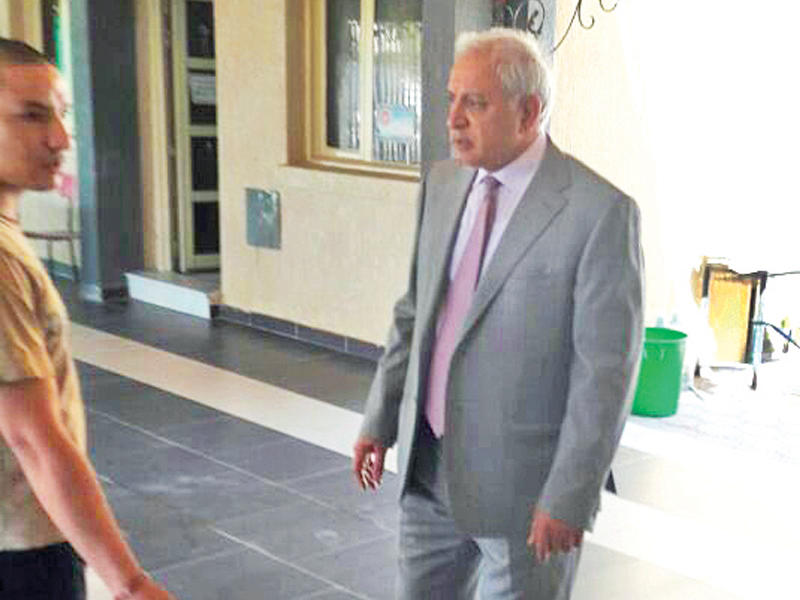 العيسى خلال تفقده إحدى مدارس العاصمة أمس