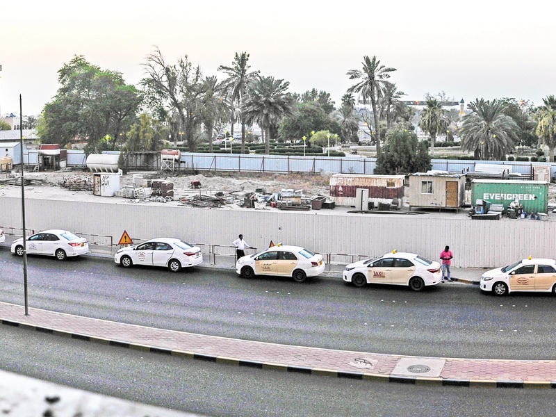 عدد من سيارات الأجرة المخالفة خلال توقيفها