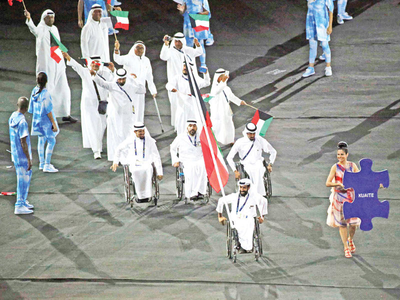 الوفد الكويتي يرفع العلم في طابور العرض (رويترز)