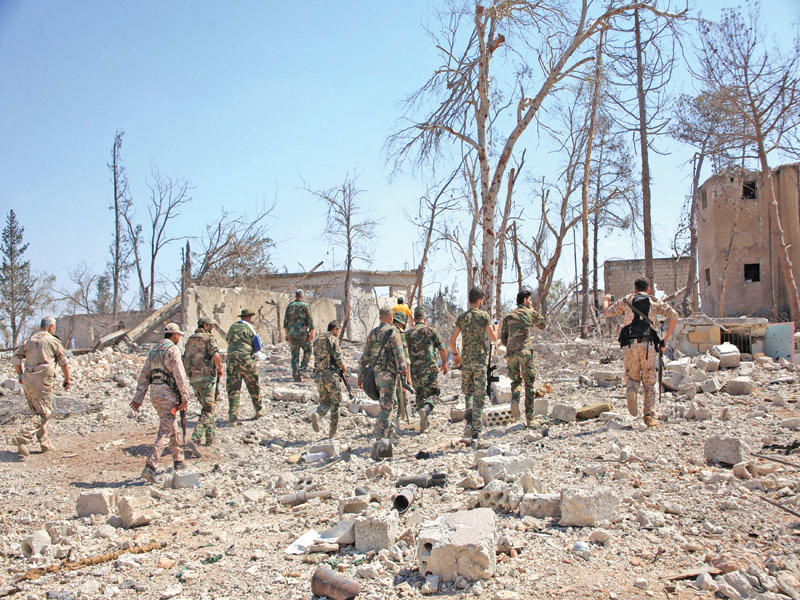 جنود موالون للأسد في الراموسة أمس (رويترز)