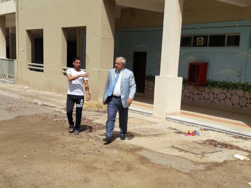 العيسى خلال تفقده إحدى المدارس أمس