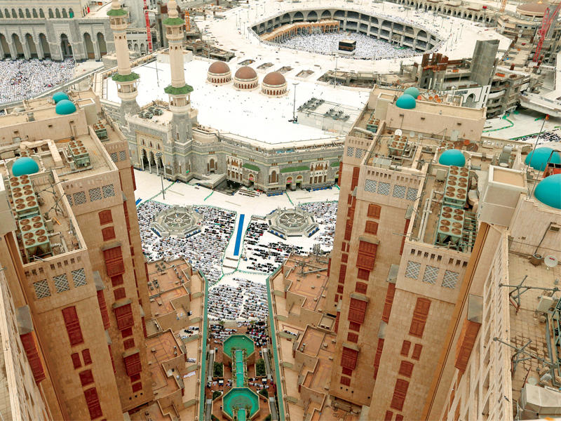 جانب من باحة الحرم المكي خلال صلاة الجمعة أمس  (رويترز)