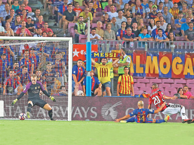 ديفيرسون نجم ألافيس يسجل هدفه في مرمى البرشا