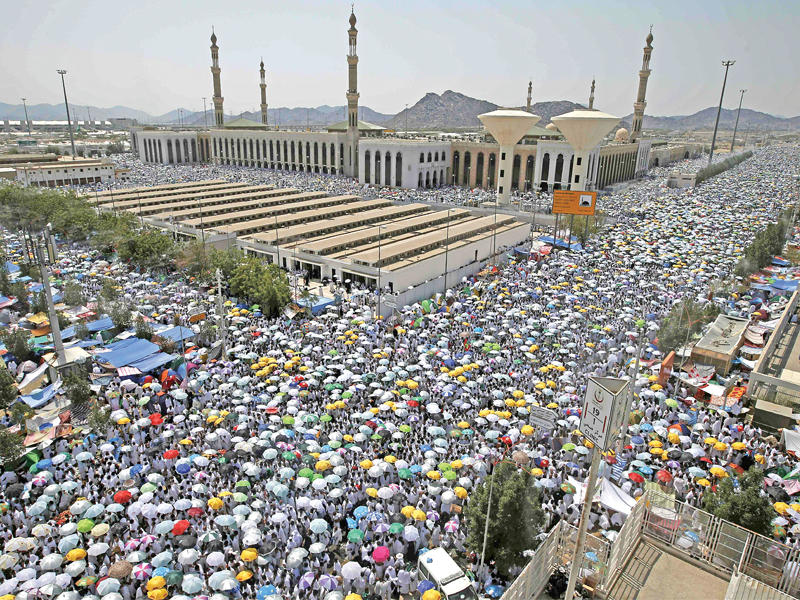 أكثر من مليوني حاج يتجمعون بعد أداء صلاة الظهر في مسجد نمرة أمس (أ ف ب)