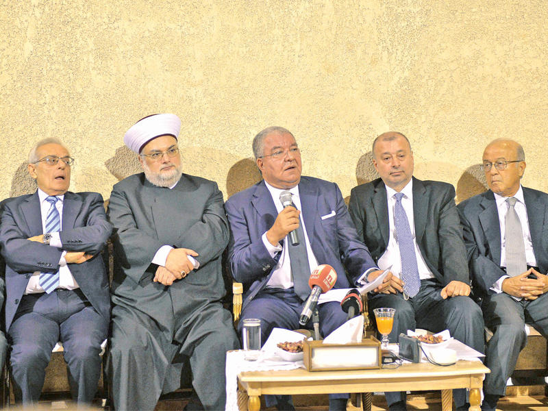 المشنوق خلال تكريمه مساء أمس الأول (الوكالة الوطنية)