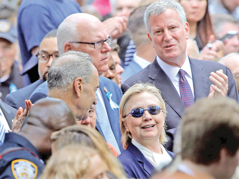 كلينتون وعمدة نيويورك بيل دوبلازيو يصلان الى احتفال إحياء ذكرى هجمات 11 سبتمبر في نيويورك أمس     (رويترز)