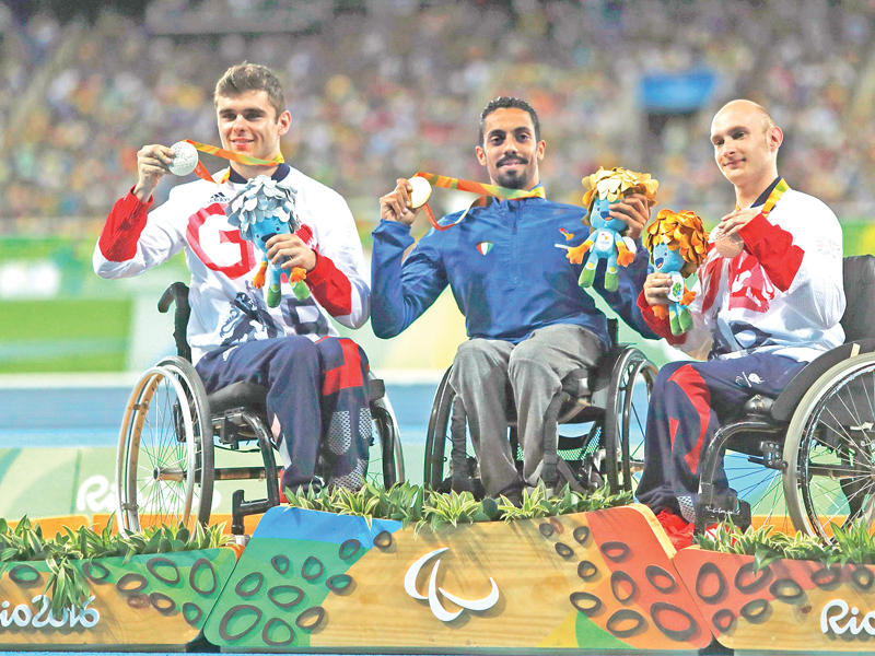 البطل المطيري على منصة التتويج    (رويترز)