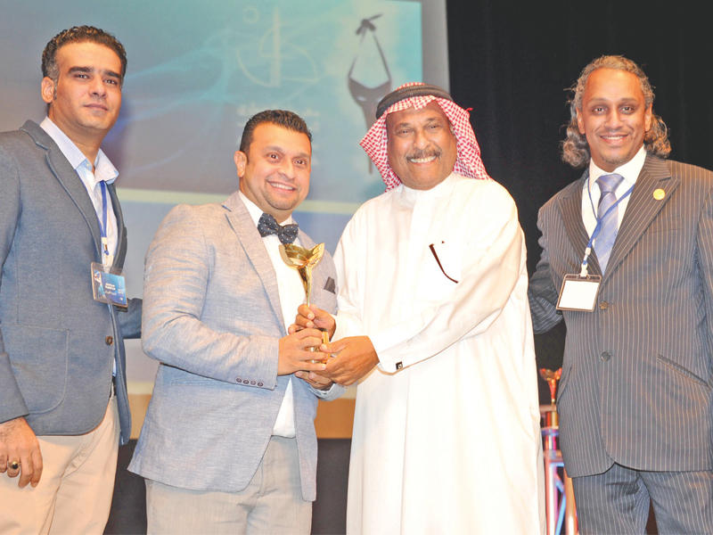 النصار يتسلم الجائزة من بحر بحضور الرويعي والفردان