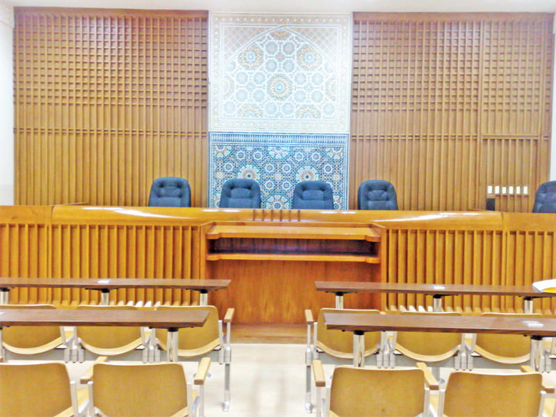 قاعة إحدى المحاكم