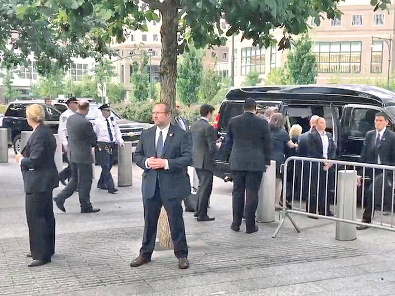 صورة مأخوذة عن شريط مصور، تظهر كلينتون محمولة إلى داخل سيارتها، بعد إصابتها بالإغماء خلال «ذكرى 11 سبتمبر» في نيويورك أمس الأول 