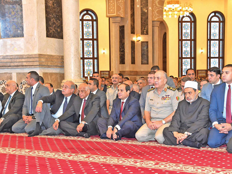 السيسي وأركان الحكومة خلال صلاة العيد أمس