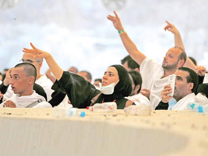 حجاج يرمون الجمرات أمس (أ ف ب)