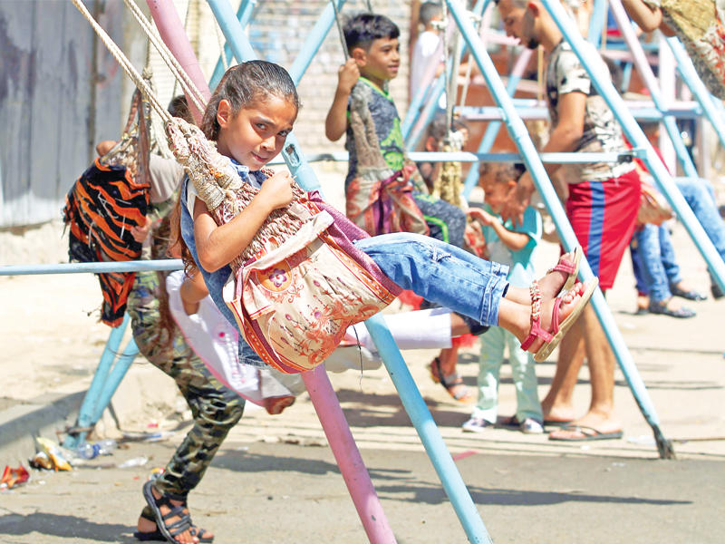 أطفال يمرحون خلال احتفالات عيد الأضحى في بغداد أمس الأول  (أ ف ب)