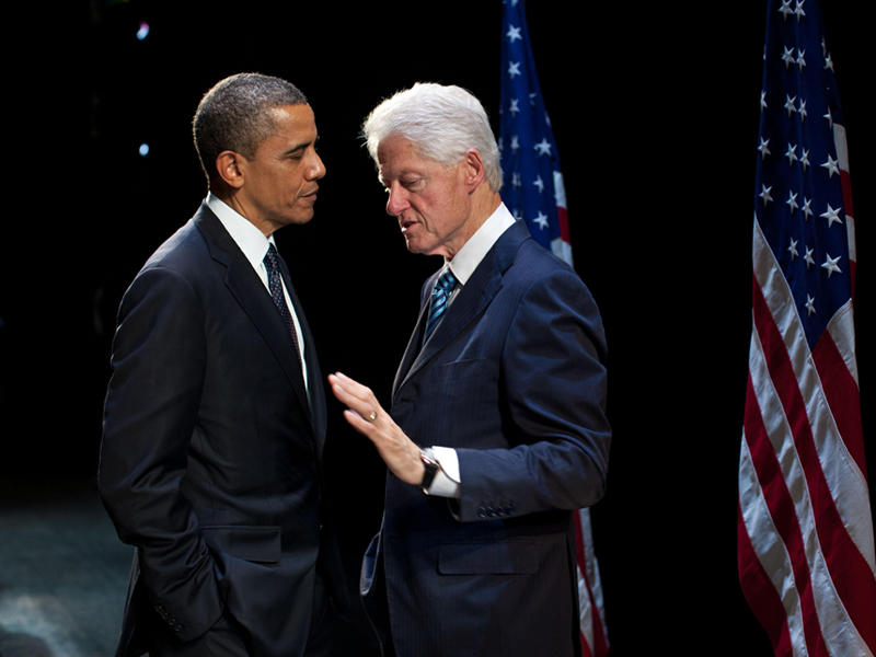 اوباما وبيل كلينتون خلال لقاء سابق على هامش حملة هيلاري الانتخابية