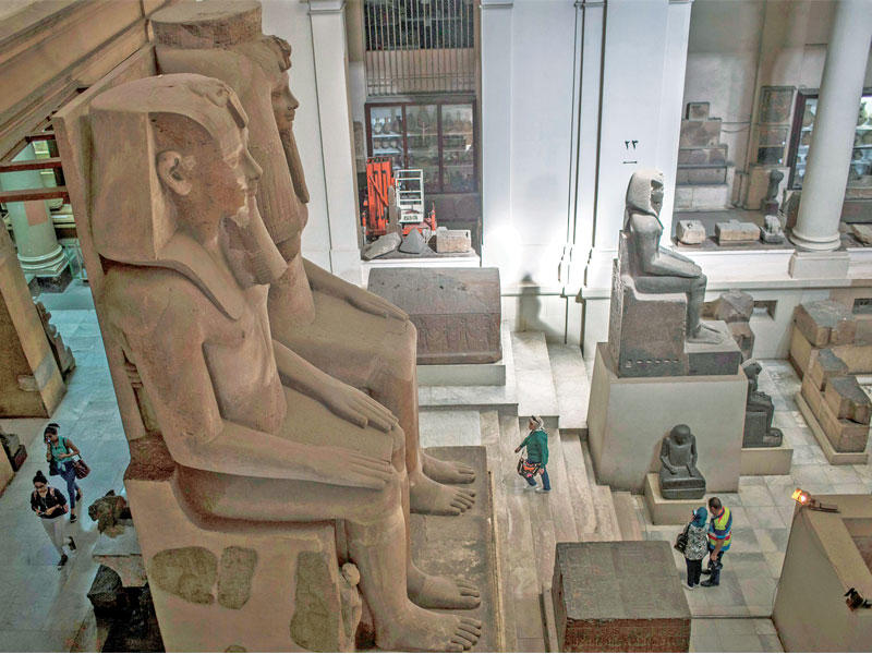 بعض الزوار في المتحف المصري وسط القاهرة قبل يومين  (إي بي أيه)