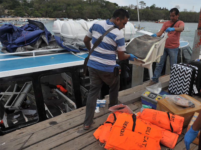 السلطات الإندونيسية تعاين القارب المنفجر