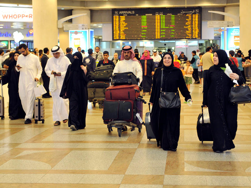 حجاج يصلون لمطار الكويت الدولي اليوم (كونا)