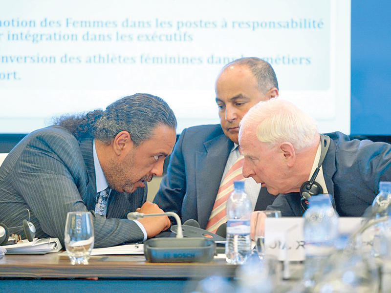 هيكي والشيخ أحمد الفهد في احد الاجتماعات السابقة في أنوك ويبدو حسين المسلم  