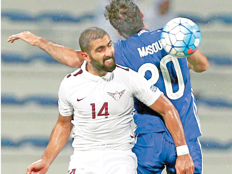 لاعب الجيش القطري محمد مثناني في كرة مشتركة مع الإماراتي مسعود سليمانtttttt          (ا ف ب)