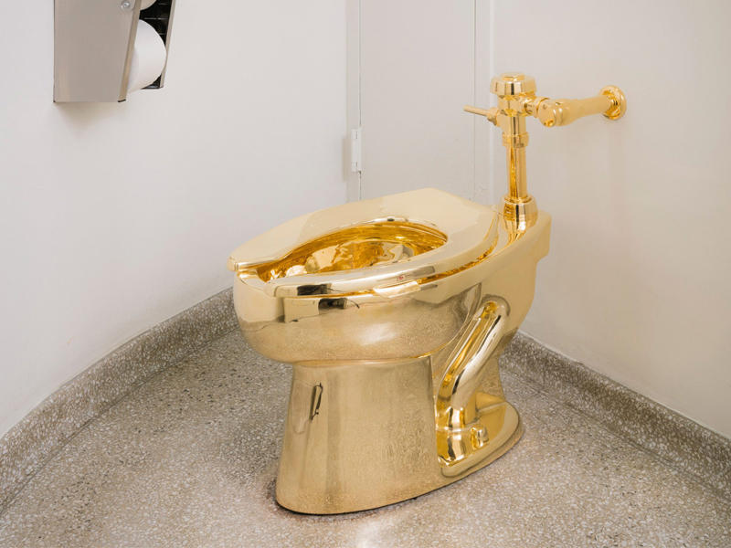 مرحاض من الذهب الخالص