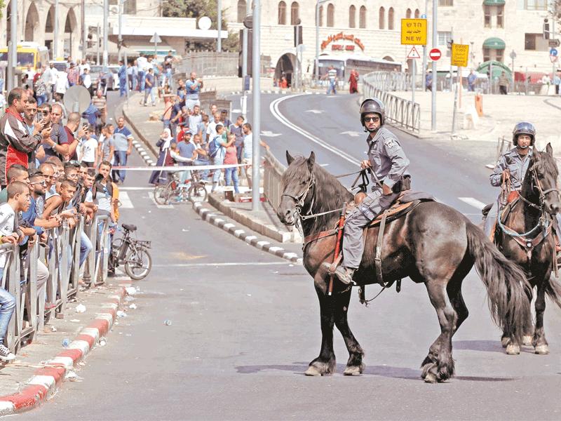 إسرائيليون في موقع عملية الطعن التي حدثت قرب بوابة  دمشق في القدس القديمة أمسtt (رويترز) 