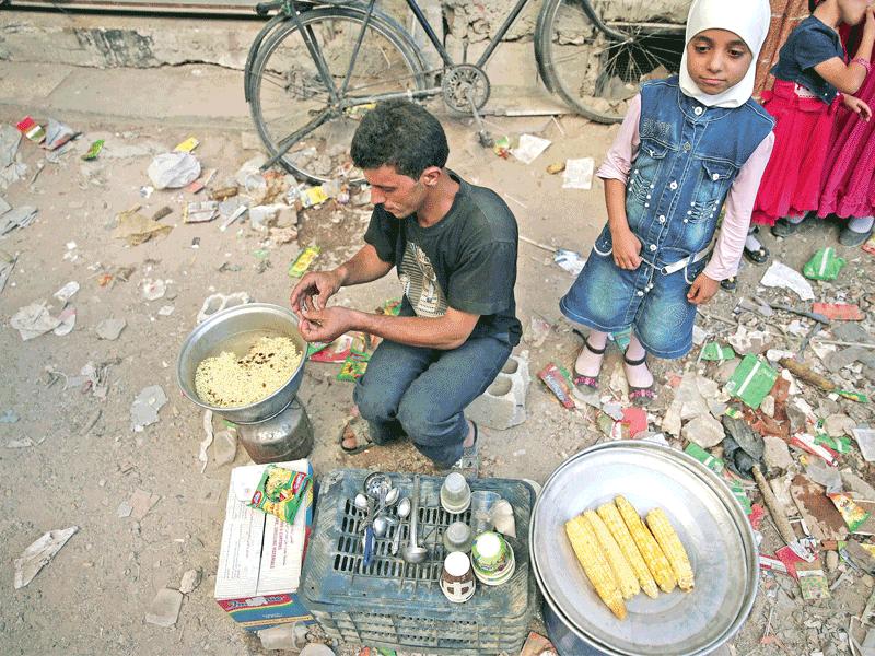 بائع متجول في بلدة الحمورية بالغوطة الشرقية في آخر أيام عيد الأضحىt(رويترز)