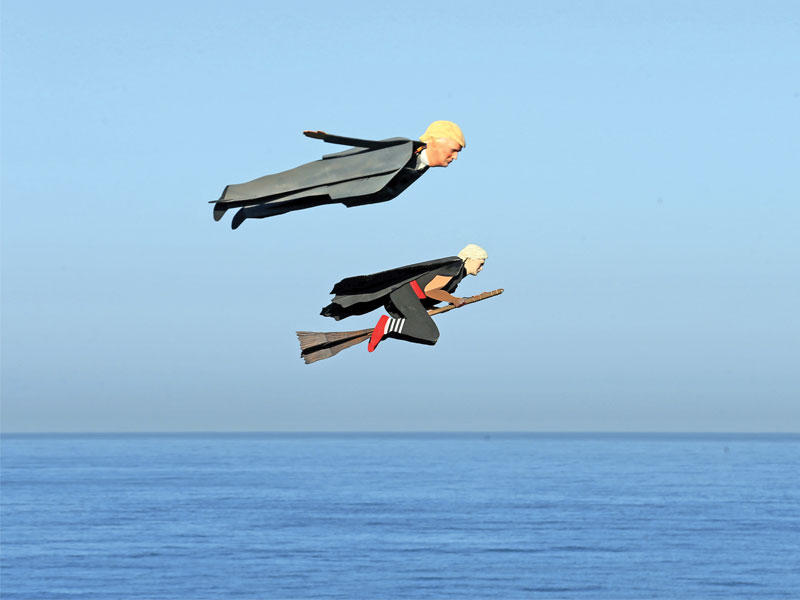 مجسمان لكلينتون وترامب يطيران بمساعدة طيارات تسير بالتوجيه السريع في سماء كاليفورنيا أمس الأول (رويترز)