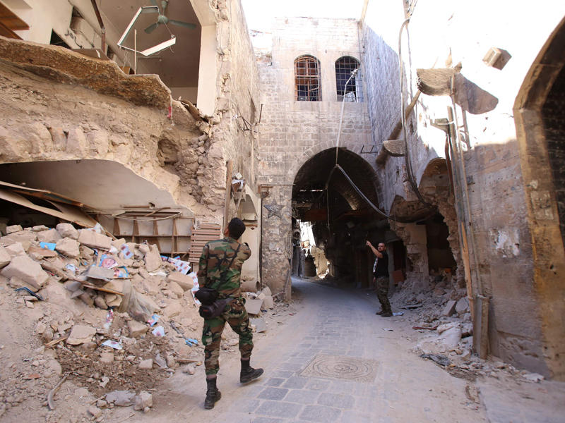 جندي سوري يتفقد الدمار في حي الفرافرة بحلب