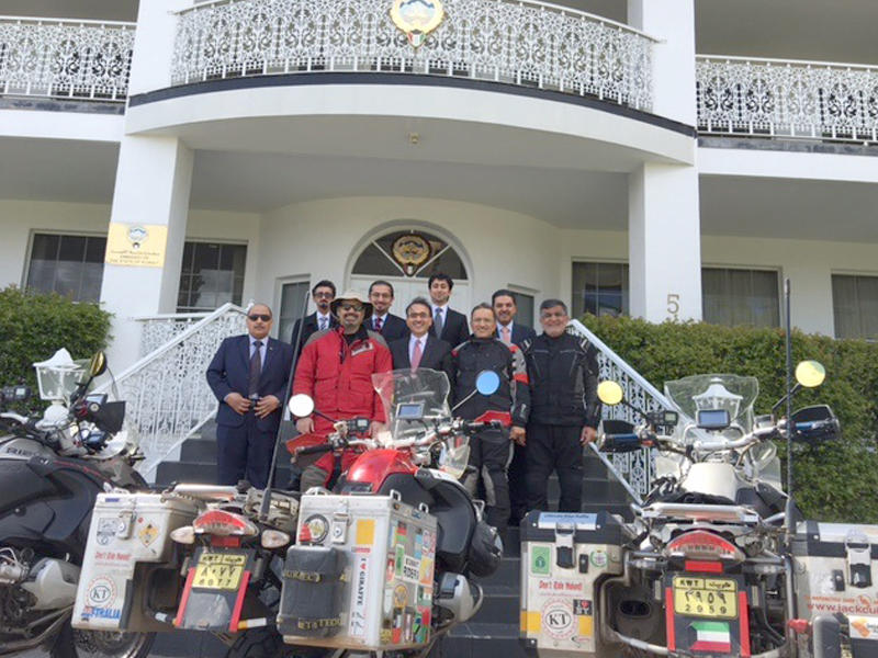 سفير الكويت لدى أستراليا نجيب البدر مع الرحالة الكويتيين 