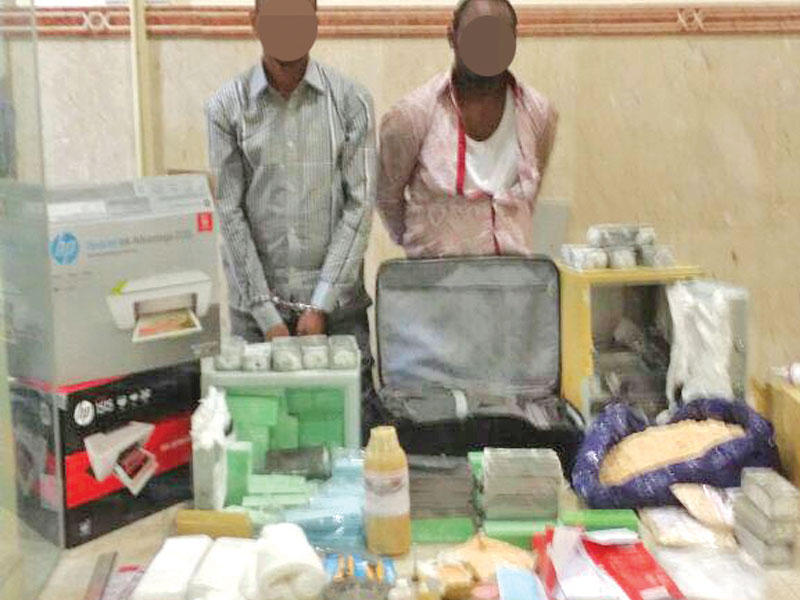 متهمان وأمامهما الدولارات السوداء