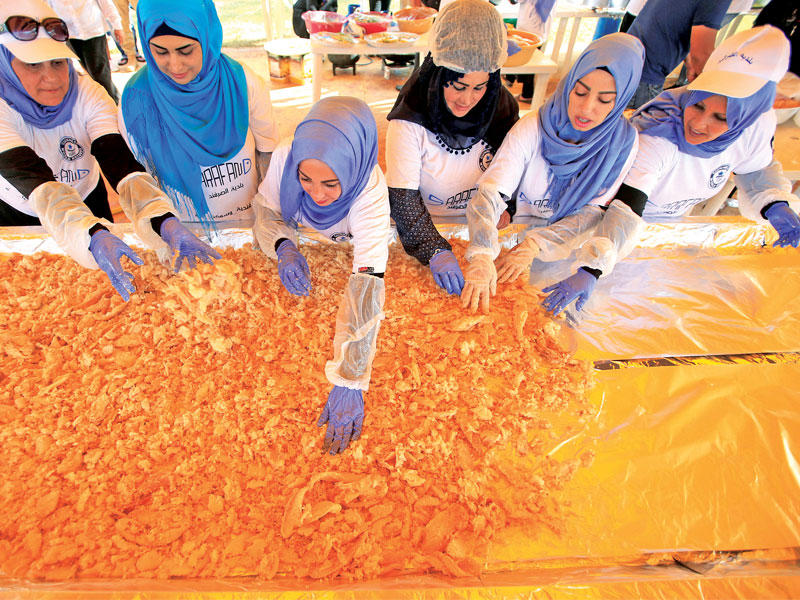 سجلت بلدة الصرفند الجنوبية اسمها في موسوعة غينيس للأرقام القياسية من خلال إعداد أكبر طبق لأكلة السمكة الحَرّة في العالم أمس الأول (رويترز)