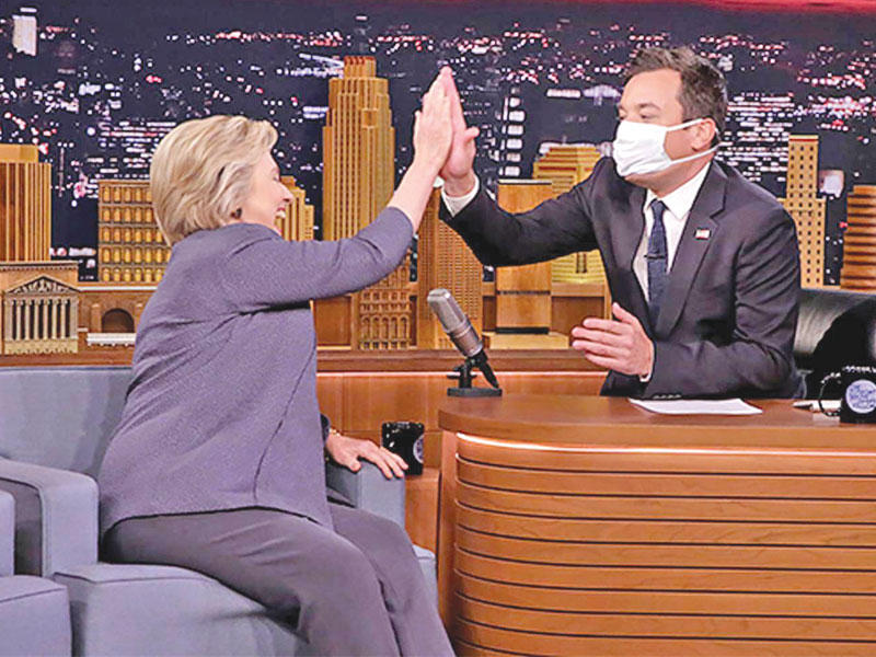 بعد يوم على قيامه بالعبث بشعر ترامب، أقدم الكوميدي الساخر جيمي فالون مقدم برنامج «تونايت شو» على استقبال كلينتون وهو يرتدي الكمامة في إشارة إلى إصابتها بالتهاب رئوي 