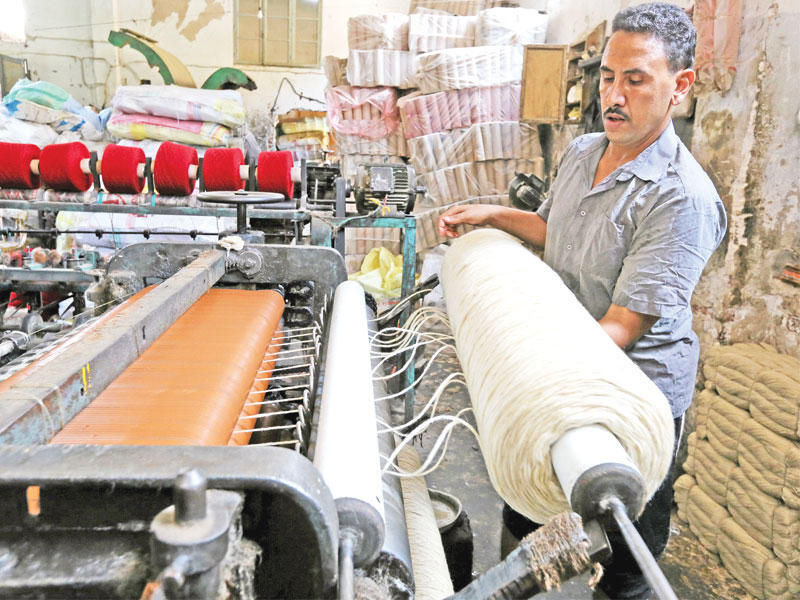 عامل مصري في مصنع للصوف في مدينة البحيرة أمس الأول          (رويترز) 