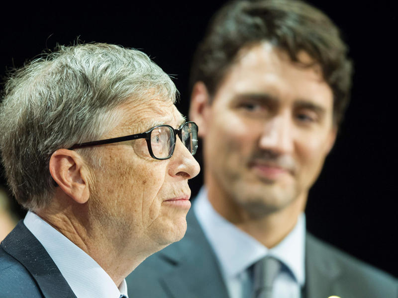 بيل جيتس وجاستن ترودو خلال المؤتمر