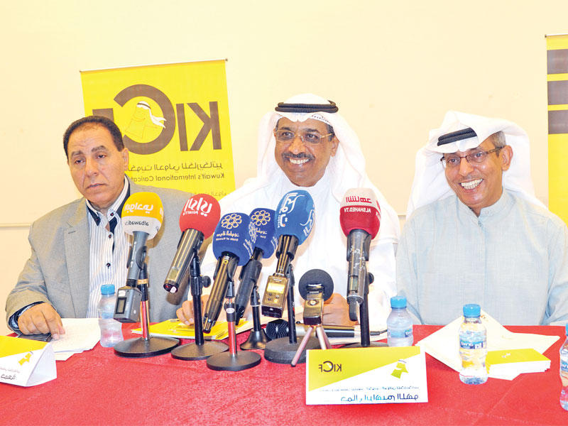 عبدالستار ناجي متوسطا جمال اللهو وعماد جمعة