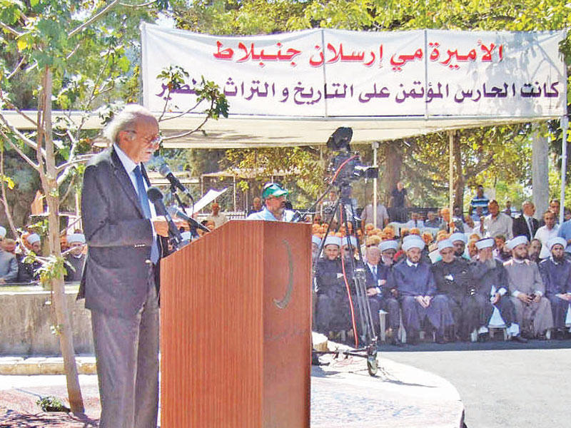 الزعيم الدرزي وليد جنبلاط خلال افتتاح مسجد شكيب إرسلان في المختارة أمس