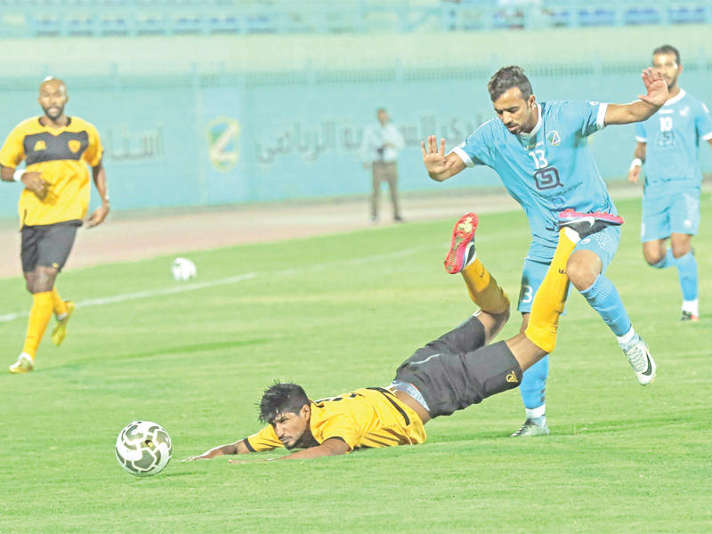 صراع على الكرة في لقاء القادسية والسالمية (تصوير جورج ريجي)n