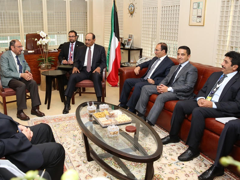 الخالد خلال لقائه أمين عام منظمة التعاون الإسلامي الدكتور أياد أمين مدني