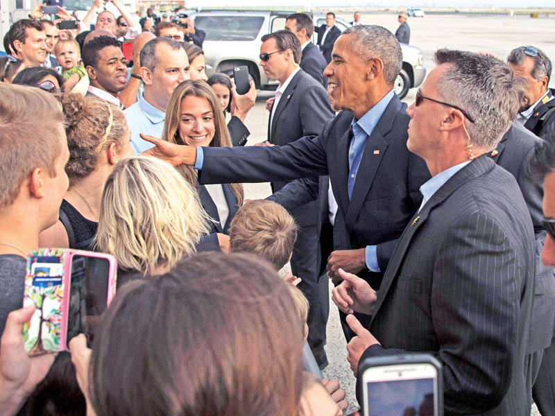 الرئيس باراك أوباما في مطار جون أف كينيدي في نيويورك أمس الأول (أ ف ب)