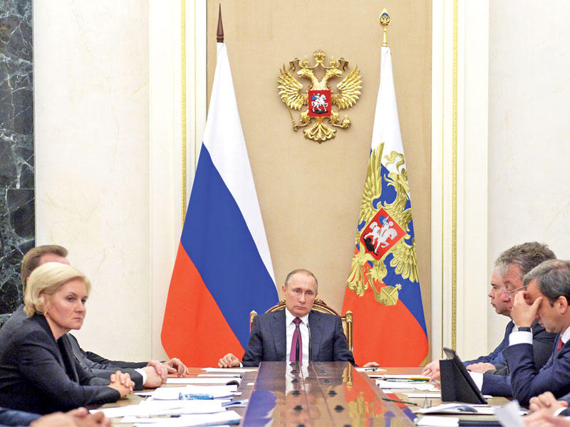 بوتين مجتمعا بوزراء في الكرملين بموسكو أمس (سبوتنيك)