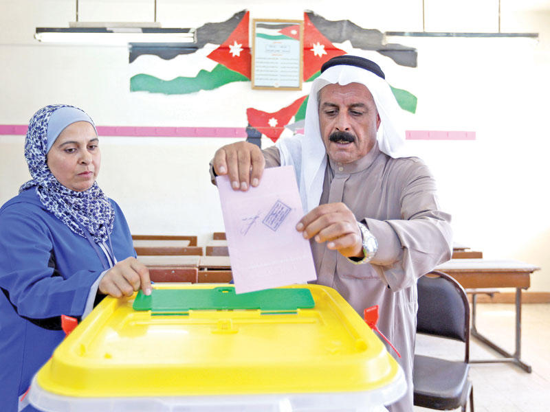 أردني يدلي بصوته في مركز اقتراع بعمان أمس  (رويترز)