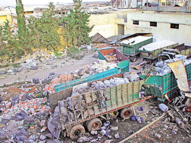 قافلة المساعدات التي قصفت في بلدة أورم الكبرى في ريف حلب الغربي أمس الأول (أ ف ب)