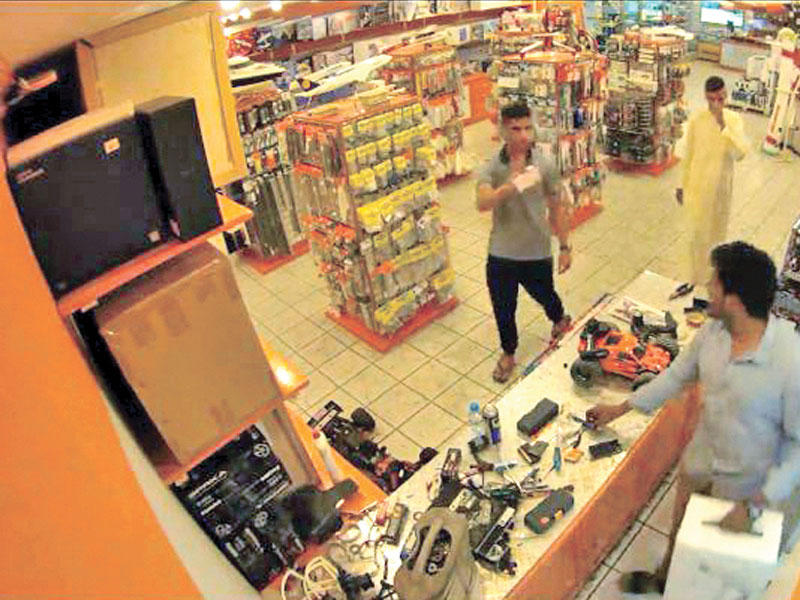 المتهمان خلال وجودهما بالمحل لشراء الطائرة