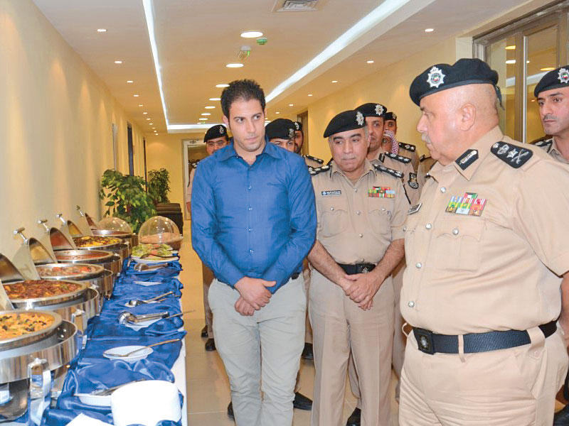 الفهد متفقداً أحد أقسام المشروع