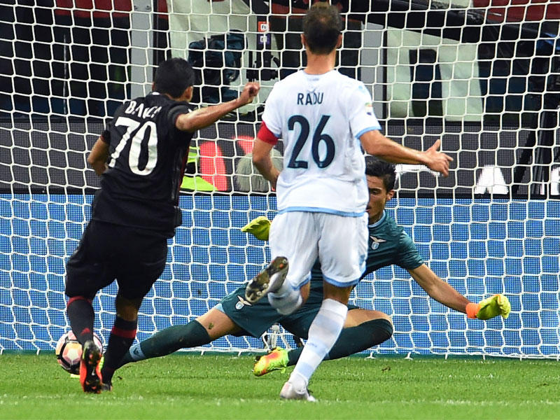 باكا نجم ميلان يحرز هدفه في مرمى لاتسيو