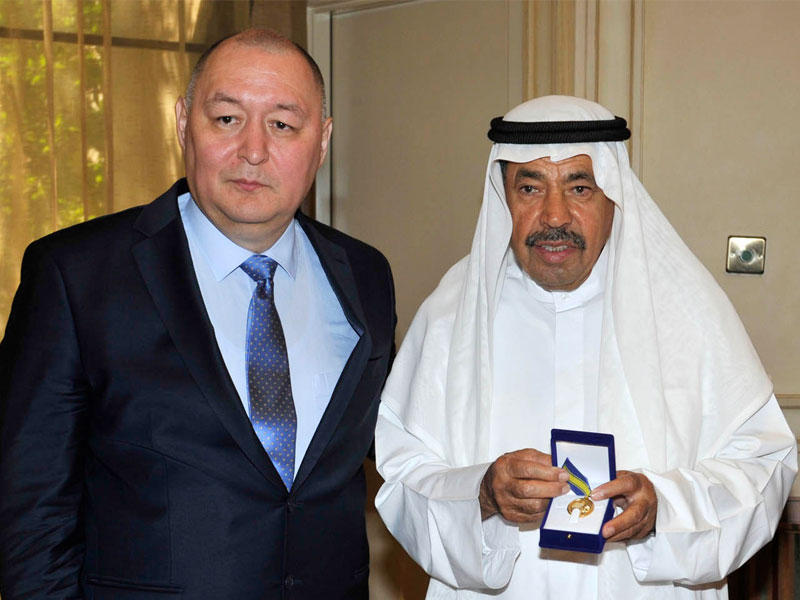 السفير الكازاخستاني ألماس عبدرامانوف مكرماً عبدالعزيز البابطين