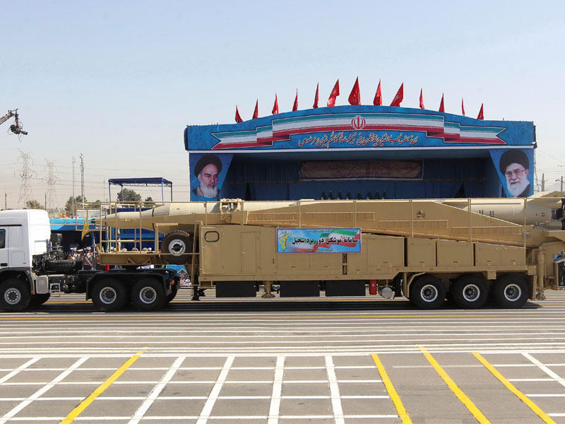 شاحنة عسكرية تحمل صاروخاً خلال العرض العسكري في طهران أمس   (أ ف ب)